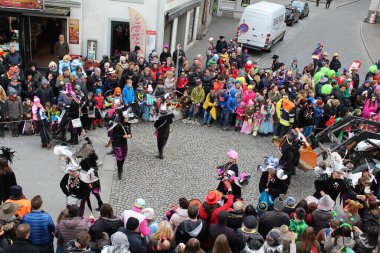 BREGENZ, VORARLBERG, AUSTRIA - 7 Şubat 2016: GWL alışveriş merkezinin önünde geleneksel ve geleneksel karnaval geçidi (Büyüleyici). Bu törende insanlar farklı ve komik kostümler giyerler..