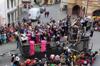 BREGENZ, VORARLBERG, AUSTRIA - 7 Şubat 2016: GWL alışveriş merkezinin önünde geleneksel ve geleneksel karnaval geçidi (Büyüleyici). Bu törende insanlar farklı ve komik kostümler giyerler..