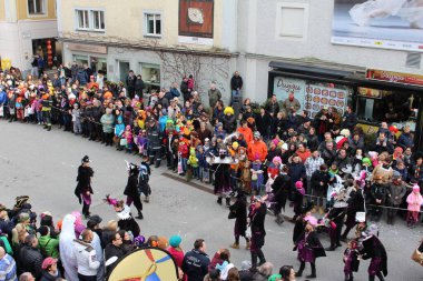 BREGENZ, VORARLBERG, AUSTRIA - 7 Şubat 2016: GWL alışveriş merkezinin önünde geleneksel ve geleneksel karnaval geçidi (Büyüleyici). Bu törende insanlar farklı ve komik kostümler giyerler..