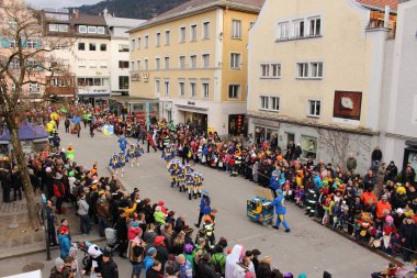 BREGENZ, VORARLBERG, AUSTRIA - 7 Şubat 2016: GWL alışveriş merkezinin önünde geleneksel ve geleneksel karnaval geçidi (Büyüleyici). Bu törende insanlar farklı ve komik kostümler giyerler..