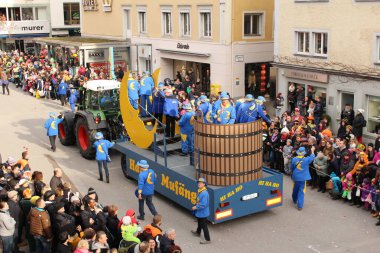 BREGENZ, VORARLBERG, AUSTRIA - 7 Şubat 2016: GWL alışveriş merkezinin önünde geleneksel ve geleneksel karnaval geçidi (Büyüleyici). Bu törende insanlar farklı ve komik kostümler giyerler..