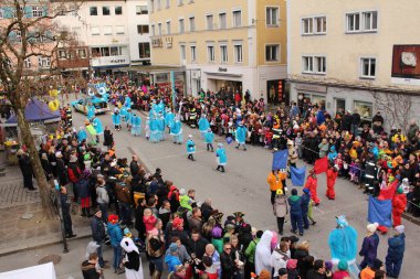 BREGENZ, VORARLBERG, AUSTRIA - 7 Şubat 2016: GWL alışveriş merkezinin önünde geleneksel ve geleneksel karnaval geçidi (Büyüleyici). Bu törende insanlar farklı ve komik kostümler giyerler..