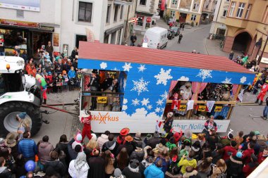 BREGENZ, VORARLBERG, AUSTRIA - 7 Şubat 2016: GWL alışveriş merkezinin önünde geleneksel ve geleneksel karnaval geçidi (Büyüleyici). Bu törende insanlar farklı ve komik kostümler giyerler..