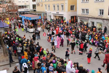 BREGENZ, VORARLBERG, AUSTRIA - 7 Şubat 2016: GWL alışveriş merkezinin önünde geleneksel ve geleneksel karnaval geçidi (Büyüleyici). Bu törende insanlar farklı ve komik kostümler giyerler..