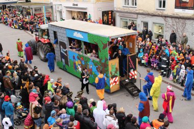 BREGENZ, VORARLBERG, AUSTRIA - 7 Şubat 2016: GWL alışveriş merkezinin önünde geleneksel ve geleneksel karnaval geçidi (Büyüleyici). Bu törende insanlar farklı ve komik kostümler giyerler..