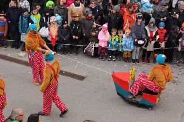 BREGENZ, VORARLBERG, AUSTRIA - 7 Şubat 2016: GWL alışveriş merkezinin önünde geleneksel ve geleneksel karnaval geçidi (Büyüleyici). Bu törende insanlar farklı ve komik kostümler giyerler..