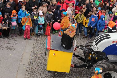 BREGENZ, VORARLBERG, AUSTRIA - 7 Şubat 2016: GWL alışveriş merkezinin önünde geleneksel ve geleneksel karnaval geçidi (Büyüleyici). Bu törende insanlar farklı ve komik kostümler giyerler..