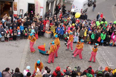 BREGENZ, VORARLBERG, AUSTRIA - 7 Şubat 2016: GWL alışveriş merkezinin önünde geleneksel ve geleneksel karnaval geçidi (Büyüleyici). Bu törende insanlar farklı ve komik kostümler giyerler..