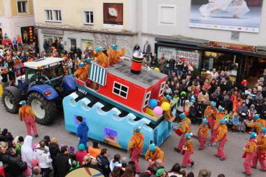 BREGENZ, VORARLBERG, AUSTRIA - 7 Şubat 2016: GWL alışveriş merkezinin önünde geleneksel ve geleneksel karnaval geçidi (Büyüleyici). Bu törende insanlar farklı ve komik kostümler giyerler..