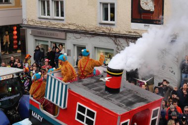 BREGENZ, VORARLBERG, AUSTRIA - 7 Şubat 2016: GWL alışveriş merkezinin önünde geleneksel ve geleneksel karnaval geçidi (Büyüleyici). Bu törende insanlar farklı ve komik kostümler giyerler..