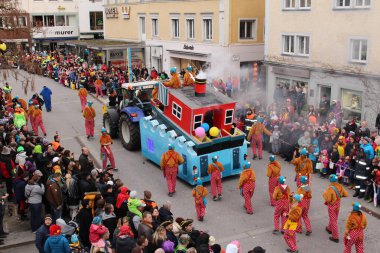 BREGENZ, VORARLBERG, AUSTRIA - 7 Şubat 2016: GWL alışveriş merkezinin önünde geleneksel ve geleneksel karnaval geçidi (Büyüleyici). Bu törende insanlar farklı ve komik kostümler giyerler..