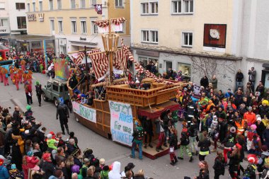 BREGENZ, VORARLBERG, AUSTRIA - 7 Şubat 2016: GWL alışveriş merkezinin önünde geleneksel ve geleneksel karnaval geçidi (Büyüleyici). Bu törende insanlar farklı ve komik kostümler giyerler..