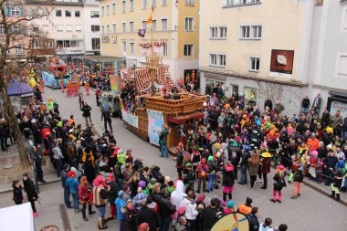 BREGENZ, VORARLBERG, AUSTRIA - 7 Şubat 2016: GWL alışveriş merkezinin önünde geleneksel ve geleneksel karnaval geçidi (Büyüleyici). Bu törende insanlar farklı ve komik kostümler giyerler..