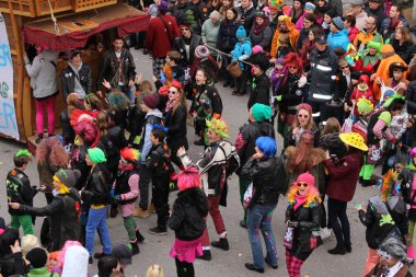 BREGENZ, VORARLBERG, AUSTRIA - 7 Şubat 2016: GWL alışveriş merkezinin önünde geleneksel ve geleneksel karnaval geçidi (Büyüleyici). Bu törende insanlar farklı ve komik kostümler giyerler..