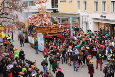 BREGENZ, VORARLBERG, AUSTRIA - 7 Şubat 2016: GWL alışveriş merkezinin önünde geleneksel ve geleneksel karnaval geçidi (Büyüleyici). Bu törende insanlar farklı ve komik kostümler giyerler..