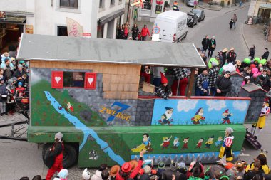 BREGENZ, VORARLBERG, AUSTRIA - 7 Şubat 2016: GWL alışveriş merkezinin önünde geleneksel ve geleneksel karnaval geçidi (Büyüleyici). Bu törende insanlar farklı ve komik kostümler giyerler..