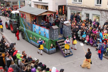 BREGENZ, VORARLBERG, AUSTRIA - 7 Şubat 2016: GWL alışveriş merkezinin önünde geleneksel ve geleneksel karnaval geçidi (Büyüleyici). Bu törende insanlar farklı ve komik kostümler giyerler..