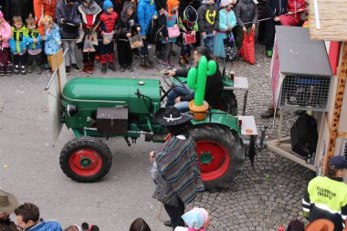 BREGENZ, VORARLBERG, AUSTRIA - 7 Şubat 2016: GWL alışveriş merkezinin önünde geleneksel ve geleneksel karnaval geçidi (Büyüleyici). Bu törende insanlar farklı ve komik kostümler giyerler..