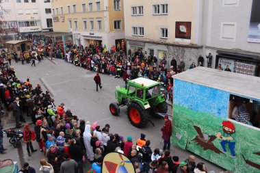 BREGENZ, VORARLBERG, AUSTRIA - 7 Şubat 2016: GWL alışveriş merkezinin önünde geleneksel ve geleneksel karnaval geçidi (Büyüleyici). Bu törende insanlar farklı ve komik kostümler giyerler..