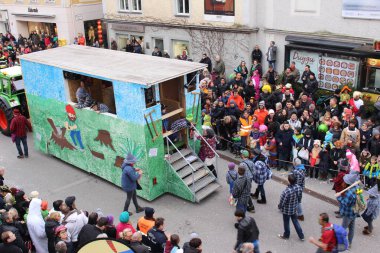 BREGENZ, VORARLBERG, AUSTRIA - 7 Şubat 2016: GWL alışveriş merkezinin önünde geleneksel ve geleneksel karnaval geçidi (Büyüleyici). Bu törende insanlar farklı ve komik kostümler giyerler..