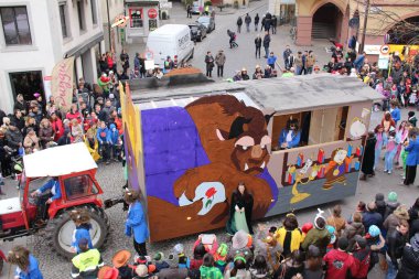 BREGENZ, VORARLBERG, AUSTRIA - 7 Şubat 2016: GWL alışveriş merkezinin önünde geleneksel ve geleneksel karnaval geçidi (Büyüleyici). Bu törende insanlar farklı ve komik kostümler giyerler..