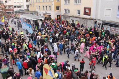 BREGENZ, VORARLBERG, AUSTRIA - 7 Şubat 2016: GWL alışveriş merkezinin önünde geleneksel ve geleneksel karnaval geçidi (Büyüleyici). Bu törende insanlar farklı ve komik kostümler giyerler..
