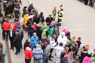 BREGENZ, VORARLBERG, AUSTRIA - 7 Şubat 2016: GWL alışveriş merkezinin önünde geleneksel ve geleneksel karnaval geçidi (Büyüleyici). Bu törende insanlar farklı ve komik kostümler giyerler..