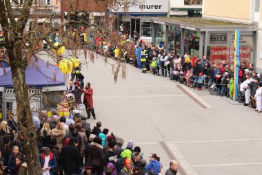 BREGENZ, VORARLBERG, AUSTRIA - 7 Şubat 2016: GWL alışveriş merkezinin önünde geleneksel ve geleneksel karnaval geçidi (Büyüleyici). Bu törende insanlar farklı ve komik kostümler giyerler..