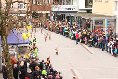 BREGENZ, VORARLBERG, AUSTRIA - 7 Şubat 2016: GWL alışveriş merkezinin önünde geleneksel ve geleneksel karnaval geçidi (Büyüleyici). Bu törende insanlar farklı ve komik kostümler giyerler..