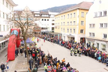 BREGENZ, VORARLBERG, AUSTRIA - 7 Şubat 2016: GWL alışveriş merkezinin önünde geleneksel ve geleneksel karnaval geçidi (Büyüleyici). Bu törende insanlar farklı ve komik kostümler giyerler..