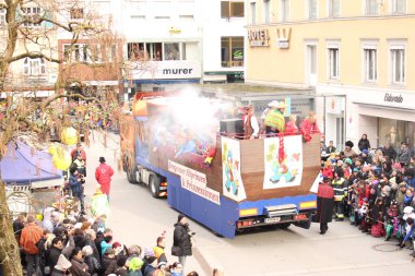 BREGENZ, VORARLBERG, AUSTRIA - 7 Şubat 2016: GWL alışveriş merkezinin önünde geleneksel ve geleneksel karnaval geçidi (Büyüleyici). Bu törende insanlar farklı ve komik kostümler giyerler..