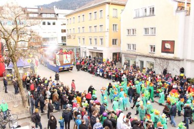 BREGENZ, VORARLBERG, AUSTRIA - 7 Şubat 2016: GWL alışveriş merkezinin önünde geleneksel ve geleneksel karnaval geçidi (Büyüleyici). Bu törende insanlar farklı ve komik kostümler giyerler..