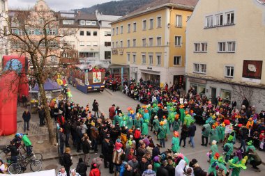 BREGENZ, VORARLBERG, AUSTRIA - 7 Şubat 2016: GWL alışveriş merkezinin önünde geleneksel ve geleneksel karnaval geçidi (Büyüleyici). Bu törende insanlar farklı ve komik kostümler giyerler..