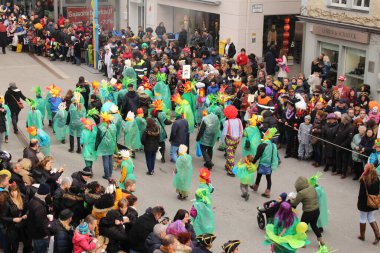 BREGENZ, VORARLBERG, AUSTRIA - 7 Şubat 2016: GWL alışveriş merkezinin önünde geleneksel ve geleneksel karnaval geçidi (Büyüleyici). Bu törende insanlar farklı ve komik kostümler giyerler..