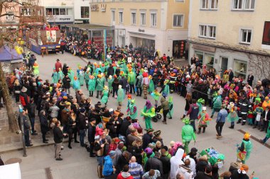 BREGENZ, VORARLBERG, AUSTRIA - 7 Şubat 2016: GWL alışveriş merkezinin önünde geleneksel ve geleneksel karnaval geçidi (Büyüleyici). Bu törende insanlar farklı ve komik kostümler giyerler..