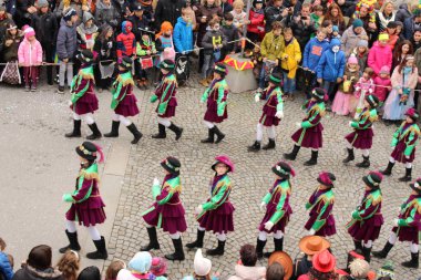 BREGENZ, VORARLBERG, AUSTRIA - 7 Şubat 2016: GWL alışveriş merkezinin önünde geleneksel ve geleneksel karnaval geçidi (Büyüleyici). Bu törende insanlar farklı ve komik kostümler giyerler..