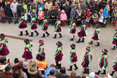 BREGENZ, VORARLBERG, AUSTRIA - 7 Şubat 2016: GWL alışveriş merkezinin önünde geleneksel ve geleneksel karnaval geçidi (Büyüleyici). Bu törende insanlar farklı ve komik kostümler giyerler..