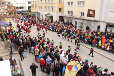 BREGENZ, VORARLBERG, AUSTRIA - 7 Şubat 2016: GWL alışveriş merkezinin önünde geleneksel ve geleneksel karnaval geçidi (Büyüleyici). Bu törende insanlar farklı ve komik kostümler giyerler..