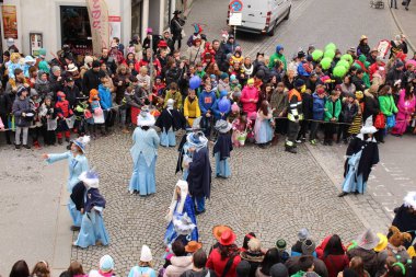 BREGENZ, VORARLBERG, AUSTRIA - 7 Şubat 2016: GWL alışveriş merkezinin önünde geleneksel ve geleneksel karnaval geçidi (Büyüleyici). Bu törende insanlar farklı ve komik kostümler giyerler..