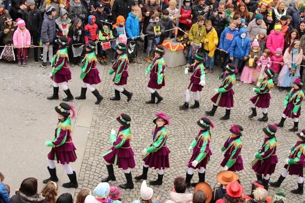 BREGENZ, VORARLBERG, AUSTRIA - 7 Şubat 2016: GWL alışveriş merkezinin önünde geleneksel ve geleneksel karnaval geçidi (Büyüleyici). Bu törende insanlar farklı ve komik kostümler giyerler..