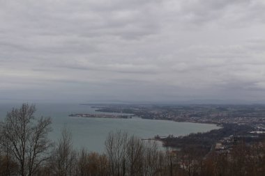 Avusturya 'nın Vorarlberg bölgesindeki Lochau, Vorarlberg' deki Pfaender Dağı 'ndaki Pfaender Caddesi' nden alınan Constance Gölü (Bodensee) ve Almanya kıyıları (Lochau ve Lindau Adası) havadan izleniyor..