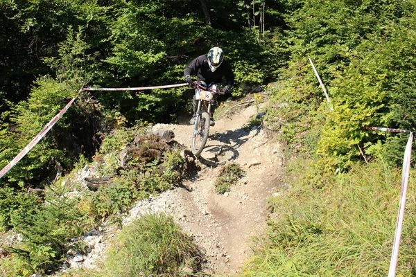 Innsbruck Oostenrijk August 2015 Volledig Uitgeruste Professionele Motorrijder Fietst Bergafwaarts — Stockfoto