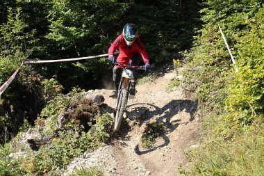 INNSBRUCK, AUSTRIA - 29 Ağustos 2015: Nordkette Alp dağ zincirinde Nordkette Downhill Pro yarışması sırasında tam donanımlı profesyonel motorcu dağ bisikleti sürüyor.