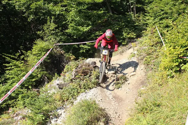 Innsbruck Oostenrijk August 2015 Volledig Uitgeruste Professionele Motorrijder Fietst Bergafwaarts — Stockfoto