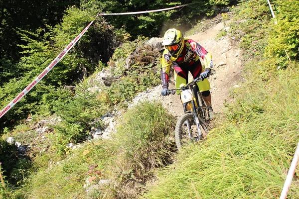 Innsbruck Rakousko August 2015 Plně Vybavený Profesionální Cyklista Jezdí Horském — Stock fotografie