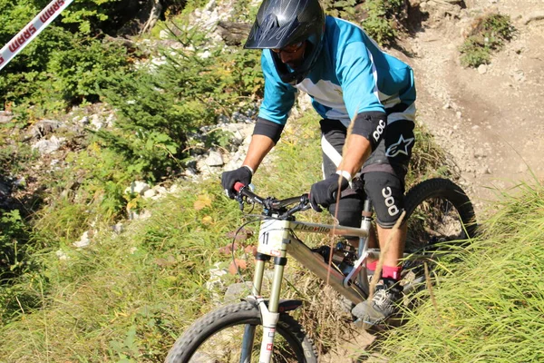 Innsbruck Österrike Augusti 2015 Fullt Utrustad Professionell Cyklist Åker Mountainbike — Stockfoto