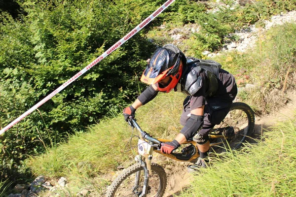 Innsbruck Autriche Août 2015 Cycliste Professionnel Entièrement Équipé Descend Vtt — Photo