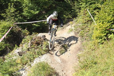 INNSBRUCK, AUSTRIA - 29 Ağustos 2015: Nordkette Alp dağ zincirinde Nordkette Downhill Pro yarışması sırasında tam donanımlı profesyonel motorcu dağ bisikleti sürüyor.