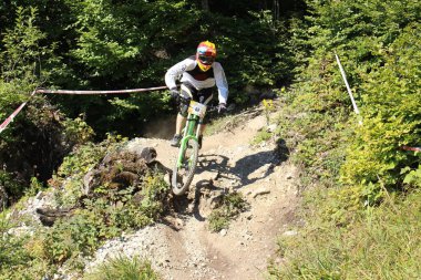 INNSBRUCK, AUSTRIA - 29 Ağustos 2015: Nordkette Alp dağ zincirinde Nordkette Downhill Pro yarışması sırasında tam donanımlı profesyonel motorcu dağ bisikleti sürüyor.