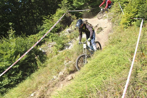 Innsbruck Österrike Augusti 2015 Fullt Utrustad Professionell Cyklist Åker Mountainbike — Stockfoto